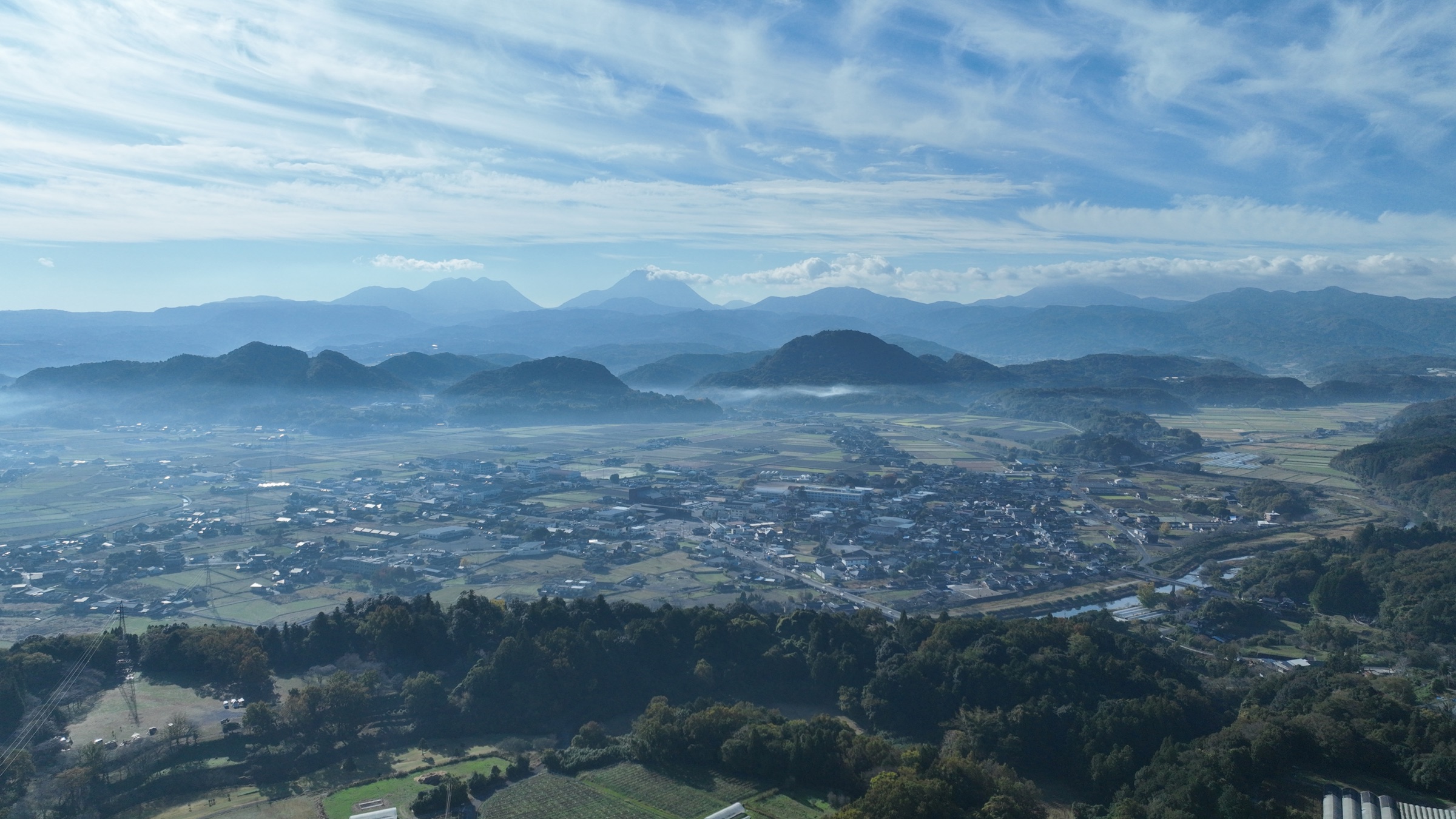 山々に囲まれた安心院盆地の里山風景